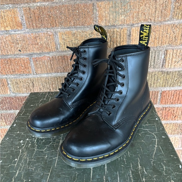 Dr. Martens 1460 Originals 8-Eye, Unisex, Black Leather Size 9 Womens EU 41 - Picture 2 of 10